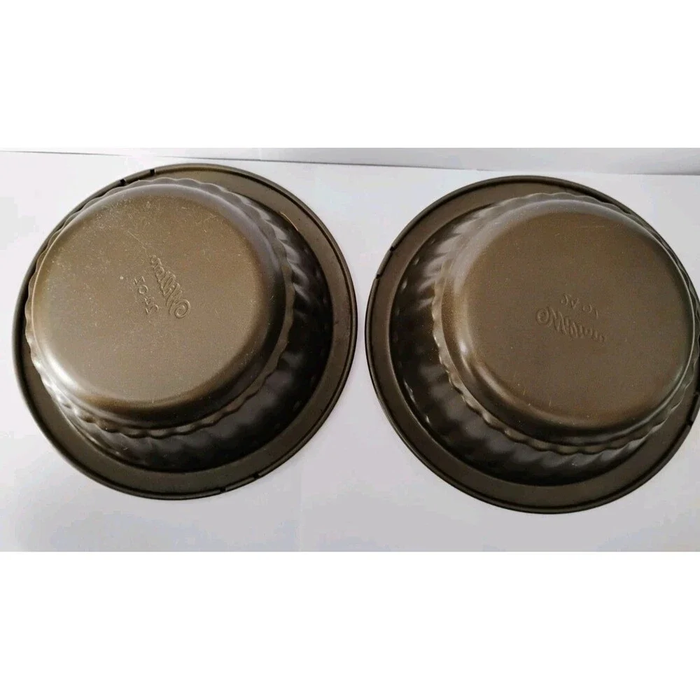 Two Wilton Oven to Table 24 oz Round Baking Pans Fluted Nonstick Casserole Lot